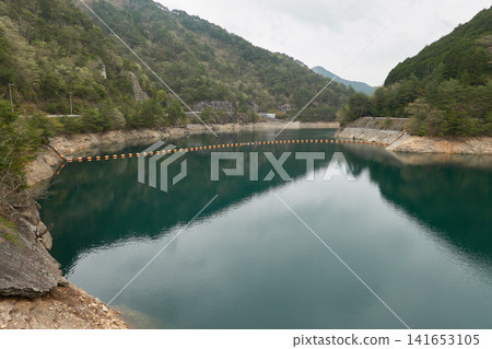 大壩湖、水庫、漂木屏障 大壩湖、水庫、漂木屏障 141653105