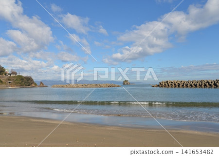 View from Amaharashi Coast (Takaoka City, Toyama Prefecture) View from Amaharashi Coast (Takaoka City, Toyama Prefecture) 141653482