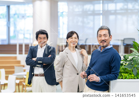 在辦公室工作的中年商人攝影合作:電波學園教育法人、東京電子專校 在辦公室工作的中年商人攝影合作:電波學園教育法人、東京電子專校 141653545