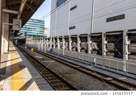 清晨,在熊本站的月台和鐵軌上,湛藍的天空和城市天際線盡收眼底。 清晨,在熊本站的月台和鐵軌上,湛藍的天空和城市天際線盡收眼底。 141653557