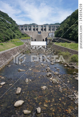 Tomata Dam is a concrete gravity dam located upstream of the Yoshii River in Okayama Prefecture. Tomata Dam is a concrete gravity dam located upstream of the Yoshii River in Okayama Prefecture. 141654259