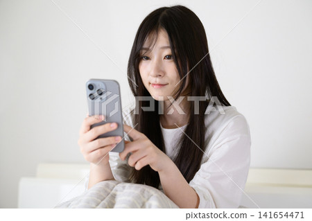 觀看智能手機的婦女 141654471