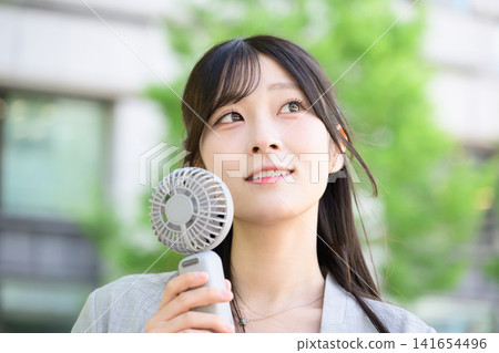 一位日本女子正在使用手持扇子 一位日本女子正在使用手持扇子 141654496