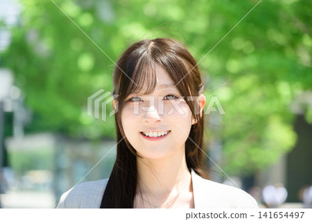 一位女商務人士對著鏡頭微笑。 一位女商務人士對著鏡頭微笑。 141654497