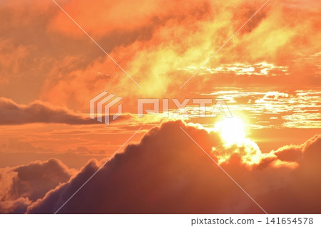 在雲彩海的日落 141654578