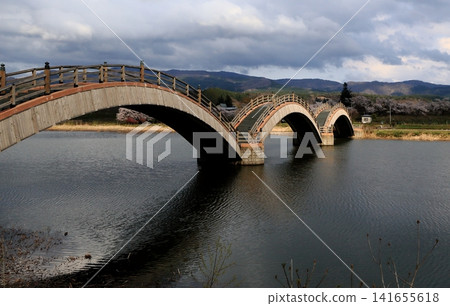 一座充滿平安時代氣息的公園,還有一座三拱橋。 一座充滿平安時代氣息的公園,還有一座三拱橋。 141655618