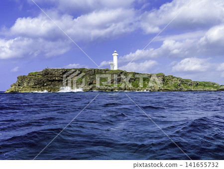 從海上眺望東邊那崎燈塔和高聳的懸崖(宮古島) 從海上眺望東邊那崎燈塔和高聳的懸崖(宮古島) 141655732