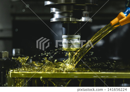 工具機主軸上飛濺的切削油。 工具機主軸上飛濺的切削油。 141656224