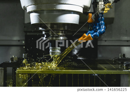 從工具機噴嘴流出的切削油。 141656225