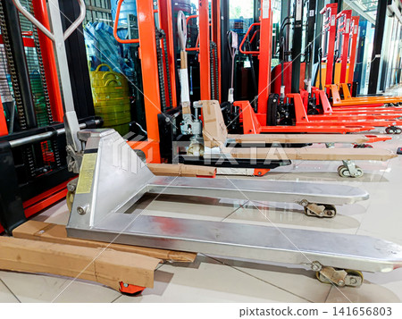 Manual pallet trucks are used for lifting or moving heavy objects. Manual pallet trucks are used for lifting or moving heavy objects. 141656803