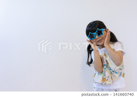 戴墨鏡和指點的女孩 戴墨鏡和指點的女孩 141660740