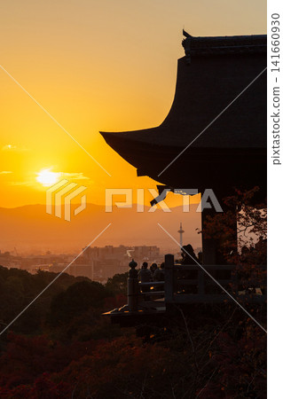 京都東山的秋天世界遺產清水寺黃昏舞台和紅葉 京都東山的秋天世界遺產清水寺黃昏舞台和紅葉 141660930