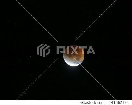 宇宙的奧秘,如同在漆黑夜空中閃耀的銅色月亮。 宇宙的奧秘,如同在漆黑夜空中閃耀的銅色月亮。 141662184