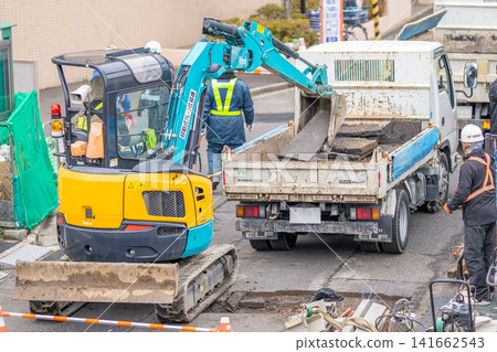 Seismic reinforcement work on combined sewer pipes (rehabilitation method), removal of asphalt pavement, road excavation, workers. Seismic reinforcement work on combined sewer pipes (rehabilitation method), removal of asphalt pavement, road excavation, workers. 141662543