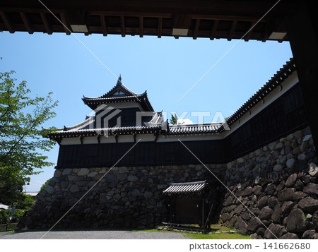 透過大和郡山城遺址的城門框,可以看到雄偉的大手向城樓和石牆。 透過大和郡山城遺址的城門框,可以看到雄偉的大手向城樓和石牆。 141662680