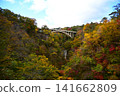 秋季紅葉季期間，鳴子峽上的橋樑 141662809