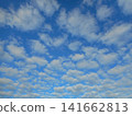  在藍天的白色雲彩 141662813