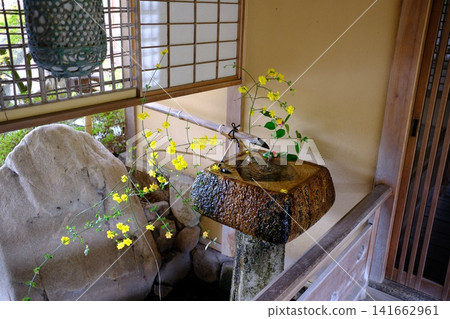 三溪園水池與花卉佈置的景色 三溪園水池與花卉佈置的景色 141662961