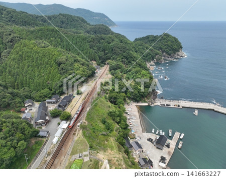 A KiHa 40 series train stopped at Yoroi Station on the San'in Main Line. 141663227
