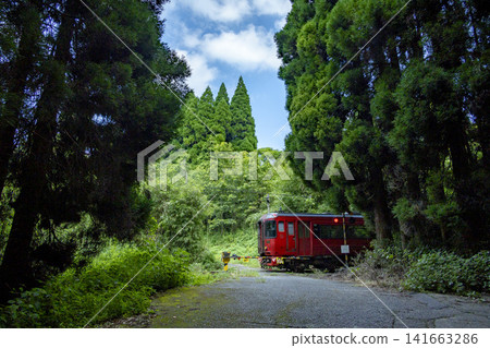 玉府火車經過山區的一個小型平交道。 141663286