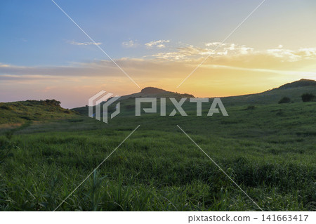 愛媛郡、四國喀斯特地形:夏季牧場與日落景色 愛媛郡、四國喀斯特地形:夏季牧場與日落景色 141663417