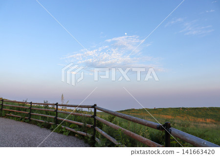 愛媛郡、四國喀斯特地形:夏日牧場與月光下的景色 愛媛郡、四國喀斯特地形:夏日牧場與月光下的景色 141663420
