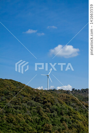 安裝在山頂上的風力渦輪機 安裝在山頂上的風力渦輪機 141663559