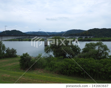 四萬十座橋橫跨清澈的四萬十川，周圍綠樹成蔭，水源充足（高知縣四萬十市）。 141663687