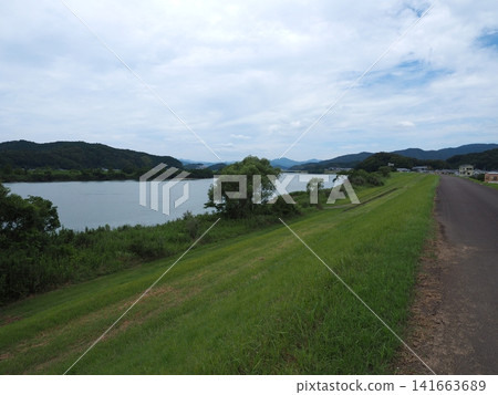 The vast expanse of water and lush green grasslands along the lower reaches of the clear Shimanto River (Shimanto City, Kochi Prefecture) The vast expanse of water and lush green grasslands along the lower reaches of the clear Shimanto River (Shimanto City, Kochi Prefecture) 141663689