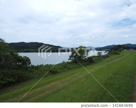 The vast expanse of water and lush green grasslands along the lower reaches of the clear Shimanto River (Shimanto City, Kochi Prefecture) The vast expanse of water and lush green grasslands along the lower reaches of the clear Shimanto River (Shimanto City, Kochi Prefecture) 141663690
