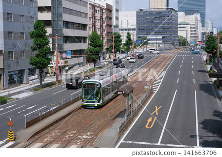 一輛電車沿著相生街行駛的景象 一輛電車沿著相生街行駛的景象 141663706