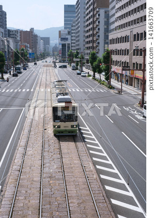 一輛電車沿著相生街行駛的景象 一輛電車沿著相生街行駛的景象 141663709