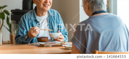 一對老年夫婦在家中享用早餐和正餐。 一對老年夫婦在家中享用早餐和正餐。 141664553