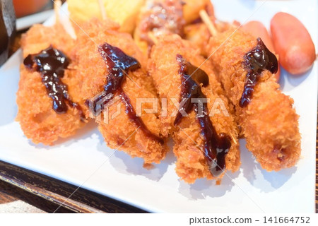 名古屋著名的味噌串炸(味噌醬炸串):當地特色美食,新鮮炸製,香氣撲鼻。 名古屋著名的味噌串炸(味噌醬炸串):當地特色美食,新鮮炸製,香氣撲鼻。 141664752