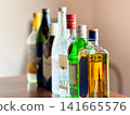 桌上擺放著一排酒瓶。 141665576