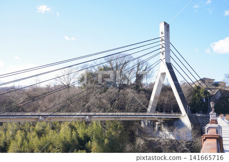 在晴朗的藍天下，可以看到埼玉縣的著名旅遊景點－秩父老橋。 141665716