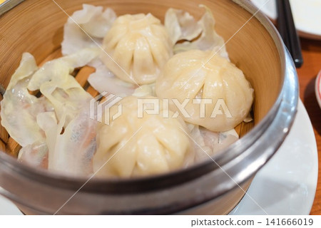 享用道地中國美食,包括廣受歡迎的點心菜餚,如用竹蒸籠盛裝的小籠包。 享用道地中國美食,包括廣受歡迎的點心菜餚,如用竹蒸籠盛裝的小籠包。 141666019