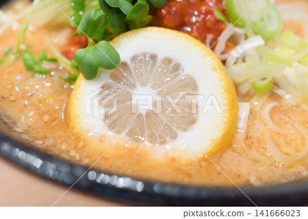 濃鬱的拉麵，淋上辛辣味噌醬，再配上檸檬片。 141666023