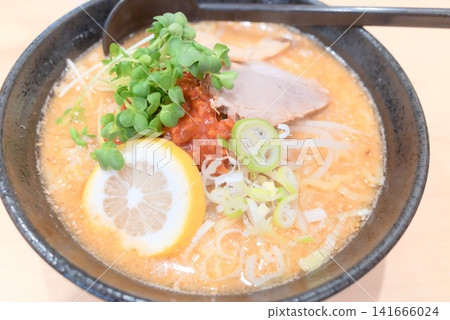 濃鬱的拉麵，配上辛辣的味噌、叉燒肉和檸檬，色彩繽紛。 141666024