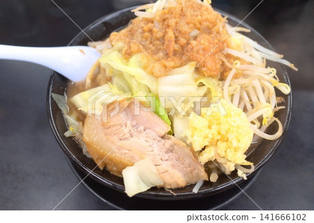 豬背油拉麵,配料豐富,蔬菜堆得像小山。 豬背油拉麵,配料豐富,蔬菜堆得像小山。 141666102