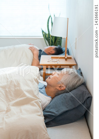 一對老年夫婦在床上睡覺（睡眠、安穩睡眠、睡眠時間、良好睡眠） 141666191