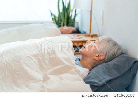 一對老年夫婦在床上睡覺(睡眠、安穩睡眠、睡眠時間、良好睡眠) 一對老年夫婦在床上睡覺(睡眠、安穩睡眠、睡眠時間、良好睡眠) 141666193