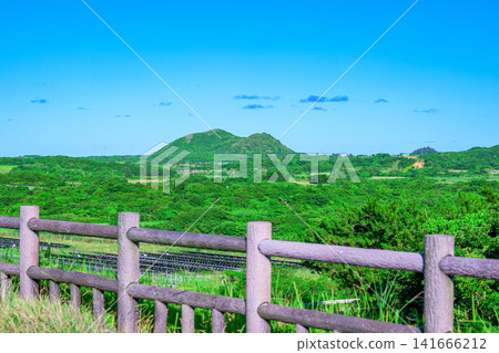 石垣島廣闊的自然風光可以飽覽亞熱帶茂密的植被和綿延起伏的丘陵全景。 141666212