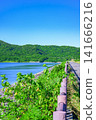 The refreshing scenery of the Sokohara Dam on Ishigaki Island, where the blue sky and deep green mountain range are reflected on the water's surface. 141666216