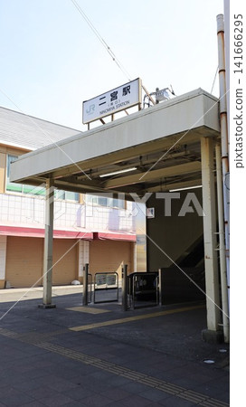 JR東海道線二宮站南出口已安裝自動扶梯。 141666295