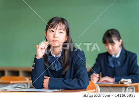 上課時看起來沒有動力、不修邊幅的小學、國中、高中女生(冷漠、叛逆、悶悶不樂) 上課時看起來沒有動力、不修邊幅的小學、國中、高中女生(冷漠、叛逆、悶悶不樂) 141666952