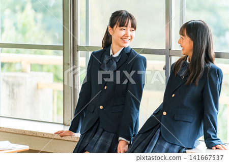 小學和國中女生在學校教室裡交談 小學和國中女生在學校教室裡交談 141667537