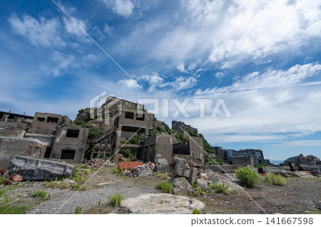 軍艦島第二座垂直豎井橋墩的混凝土遺跡和端島燈塔 軍艦島第二座垂直豎井橋墩的混凝土遺跡和端島燈塔 141667598
