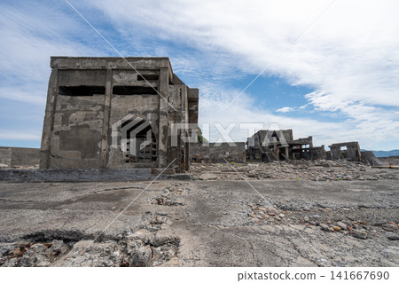 軍艦島工廠的遺址依然屹立,外牆和混凝土結構已經崩塌。 軍艦島工廠的遺址依然屹立,外牆和混凝土結構已經崩塌。 141667690
