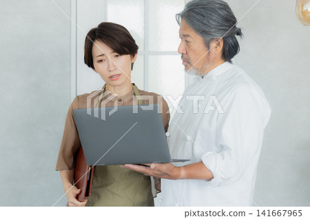 餐廳老闆正在討論菜單選項 141667965